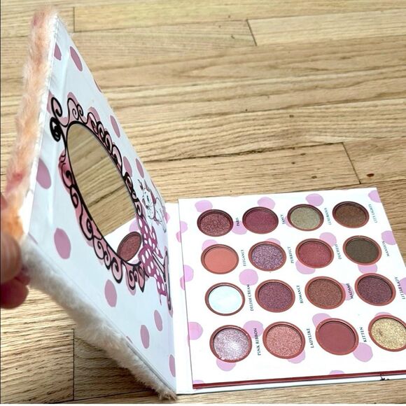 NWT Gorgeous DISNEY THE ARISTOCATS Mary White Pink Furry Cover Eyeshadow Palette - Picture 6 of 16